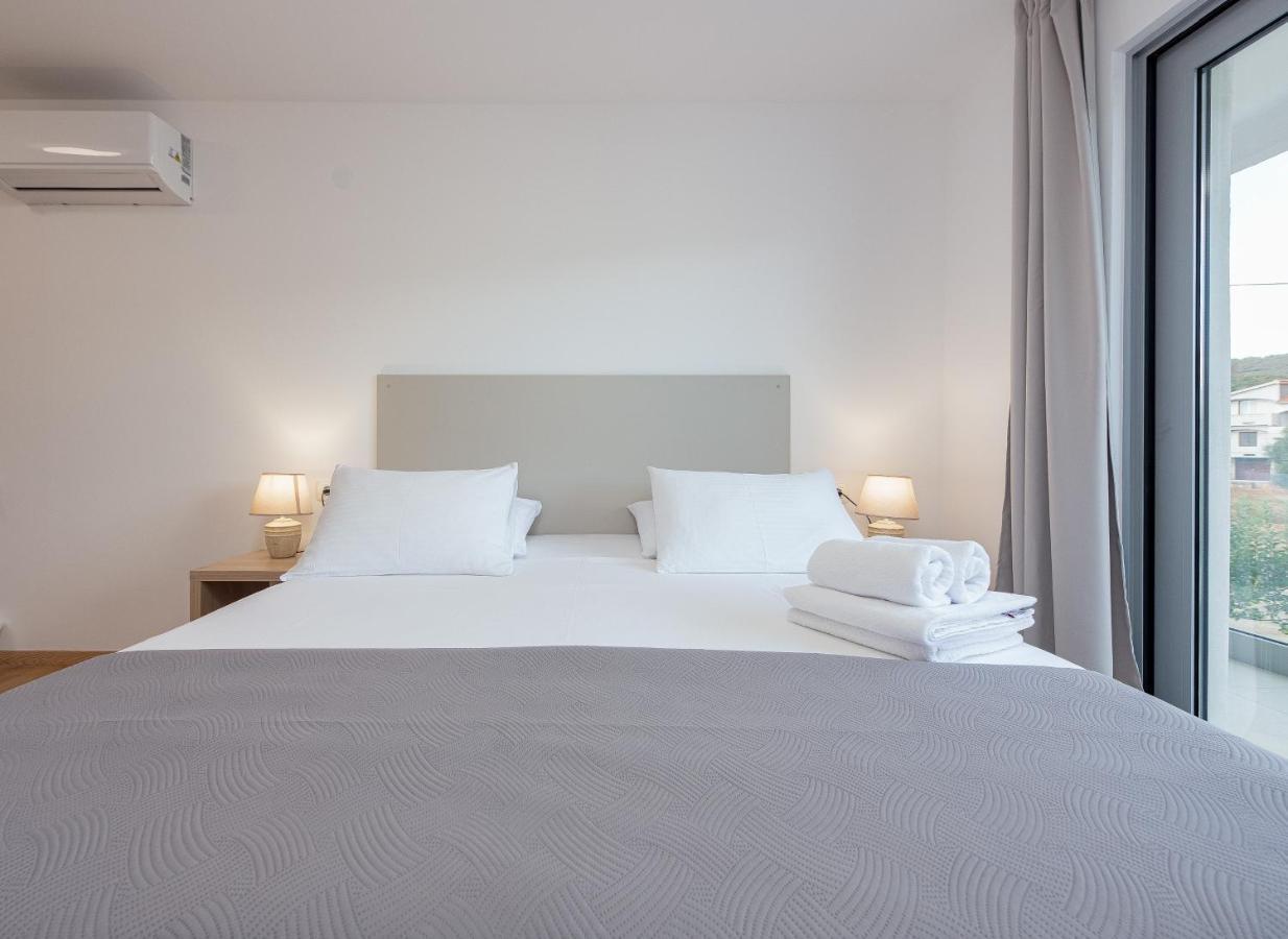 Rooms & Apartments Niko ซูโกชัน ภายนอก รูปภาพ