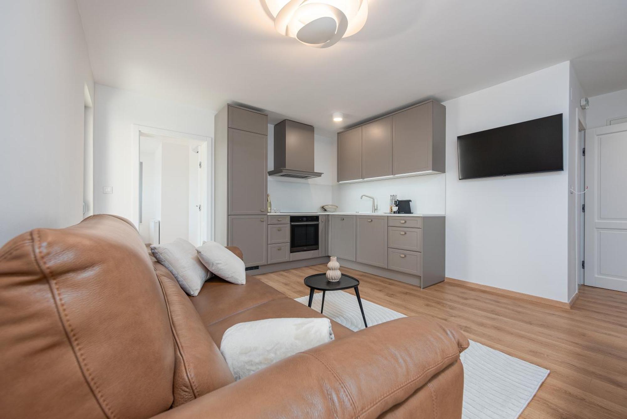 Rooms & Apartments Niko ซูโกชัน ภายนอก รูปภาพ